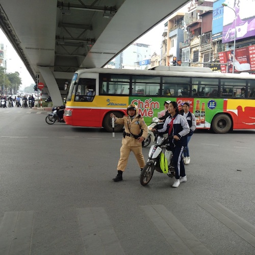 Xử lý thanh niên ngổ ngáo, học sinh vi phạm giao thông ảnh 1